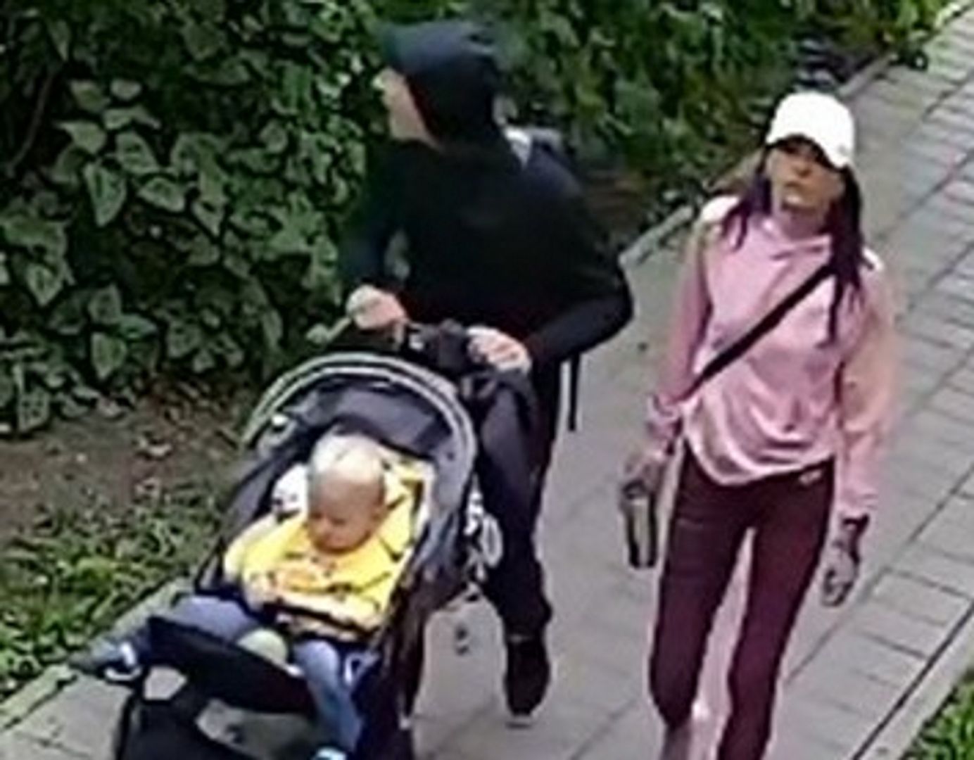 Zdjęcia z Łodzi. Para z dzieckiem w wózku poszukiwana przez policję