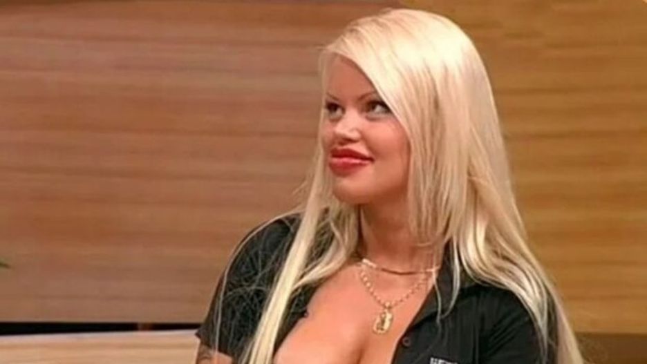 Przeszła szereg operacji platycznych