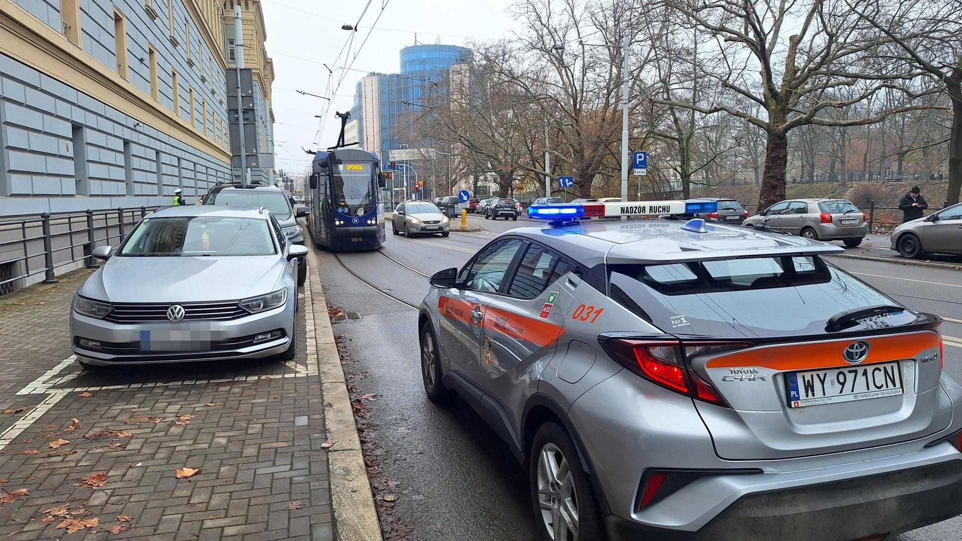 Złamany pantograf w tramwaju linii 20.