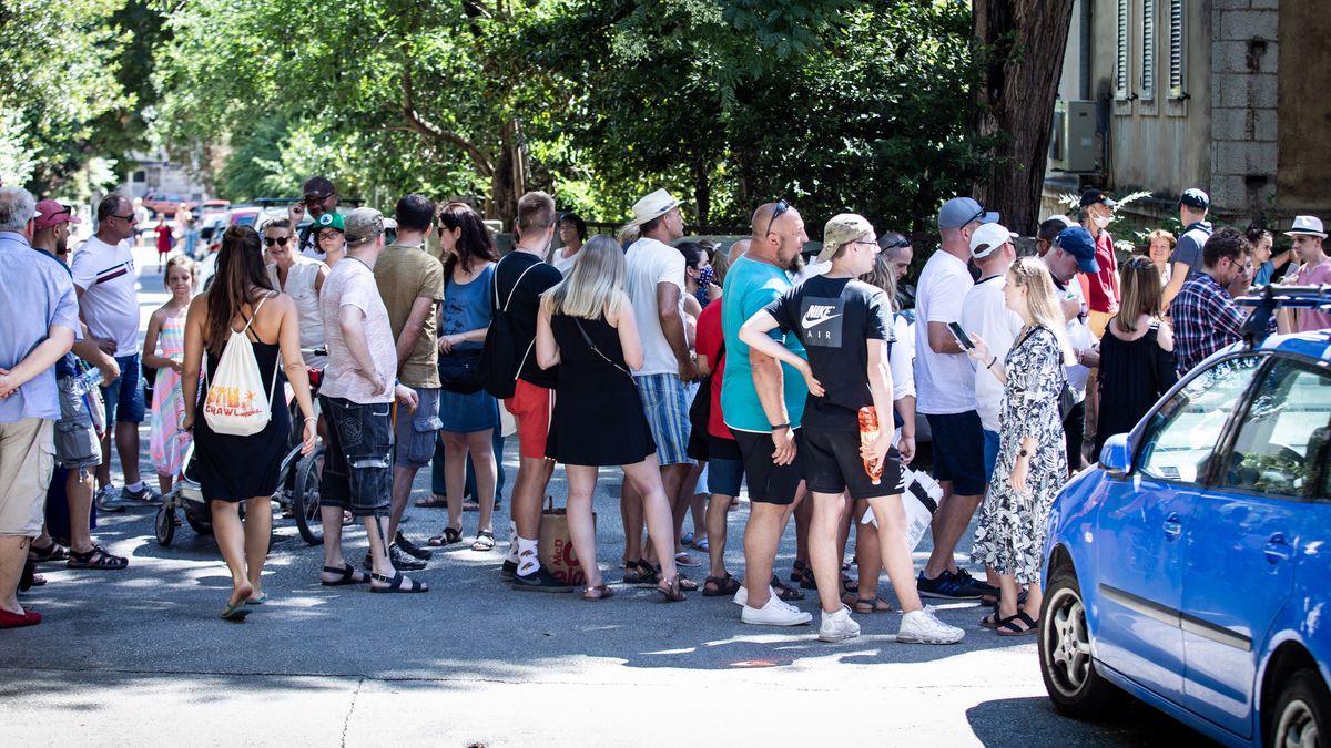 Polacy w Splicie ustawiali się w kolejce przez cały dzień.