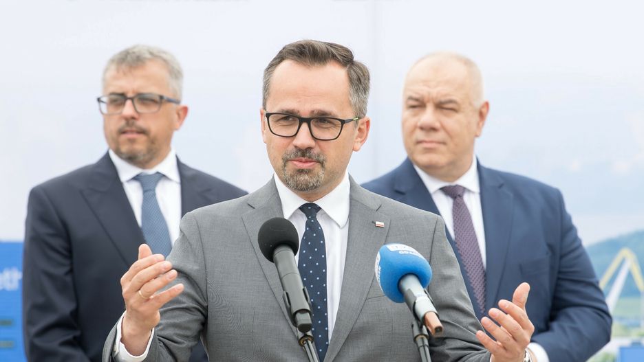 Wmurowanie kamienia w?gielnego pod inwestycj? PGZ w Stoczni Wojennej
17.06.2023 Gdynia PGZ Stocznia Wojenna Uroczystosc wmurowania kamienia wegielnego pod inwestycje PGZ Stoczni Wojennej zwiazane z realizacja Programu Miecznik budowa trzech fregat dla Marynarki Wojennej RP
Fot. Wojciech Strozyk/REPORTER
N/z: Jacek Sasin
N/z: Pawel Lulewicz Prezes PGZ Stocznia Wojenna 
N/z: Marcin Horala
Wojciech Strozyk/REPORTER