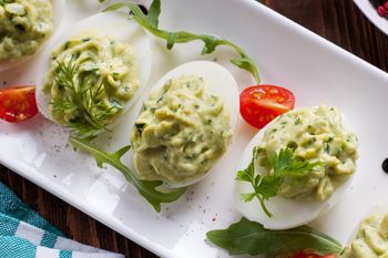 Lekkie i wyjątkowo zdrowe jajka faszerowane. Podaj na Wielkanoc, a skuszą się nawet ci, co ciągle dbają o linię