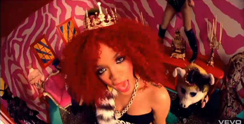 Rihanna w wersji różowego pokoju z klipu do kawałka S&M (źródło: YouTube)