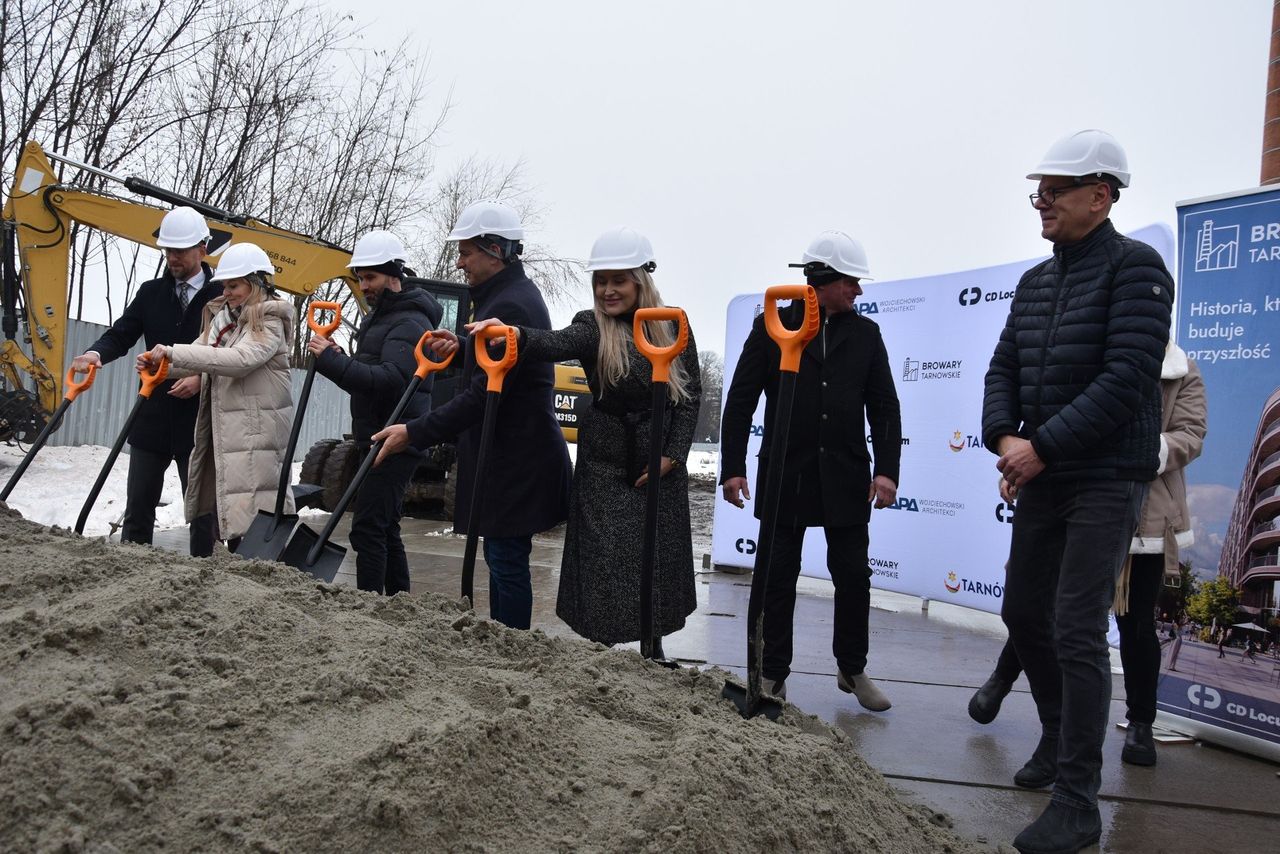 Tarnów: Opuszczona działka po Owintarze zamienia się w wielki plac budowy! Wbito pierwszą łopatę pod nowe osiedle w sercu miasta