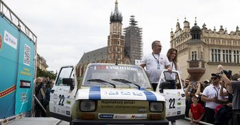 Kraków: Wielka Wyprawa Maluchów dotarła na Rynek Główny