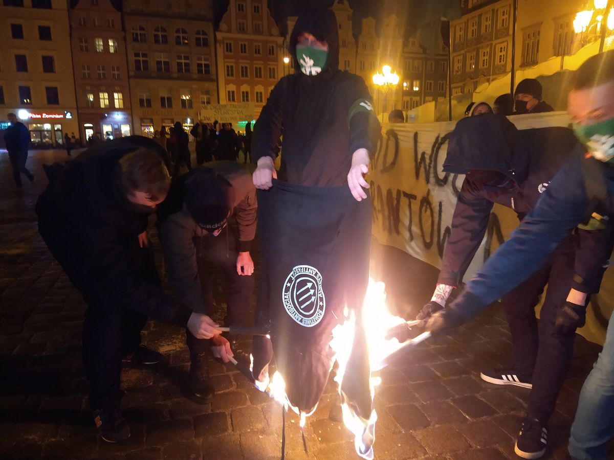 Narodowcy pikietowali we Wrocławiu. Spalono bluzę Antify