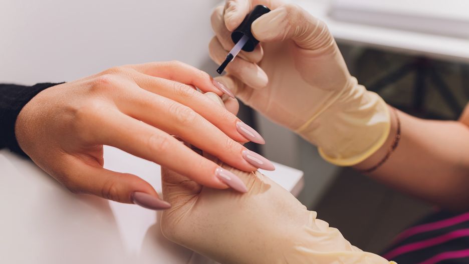 Standardowo manicure hybrydowy (i inne stylizacje paznokci) robi się niezbyt poręcznym pędzelkiem
