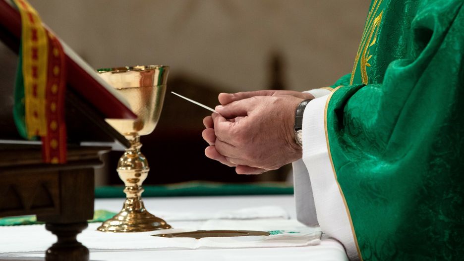Spadł odsetek dorosłych określających się jako wierzący