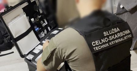 KAS rozbiła grupę przestępczą wyłudzającą VAT. Zatrzymano 14 osób