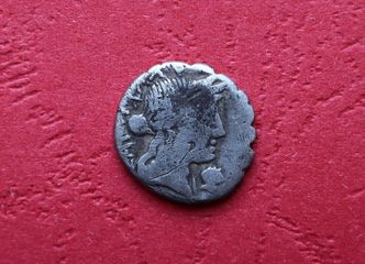 Wykrywaczem metali odnalazł cenną monetę. To denar, który ma ponad 2 tys. lat