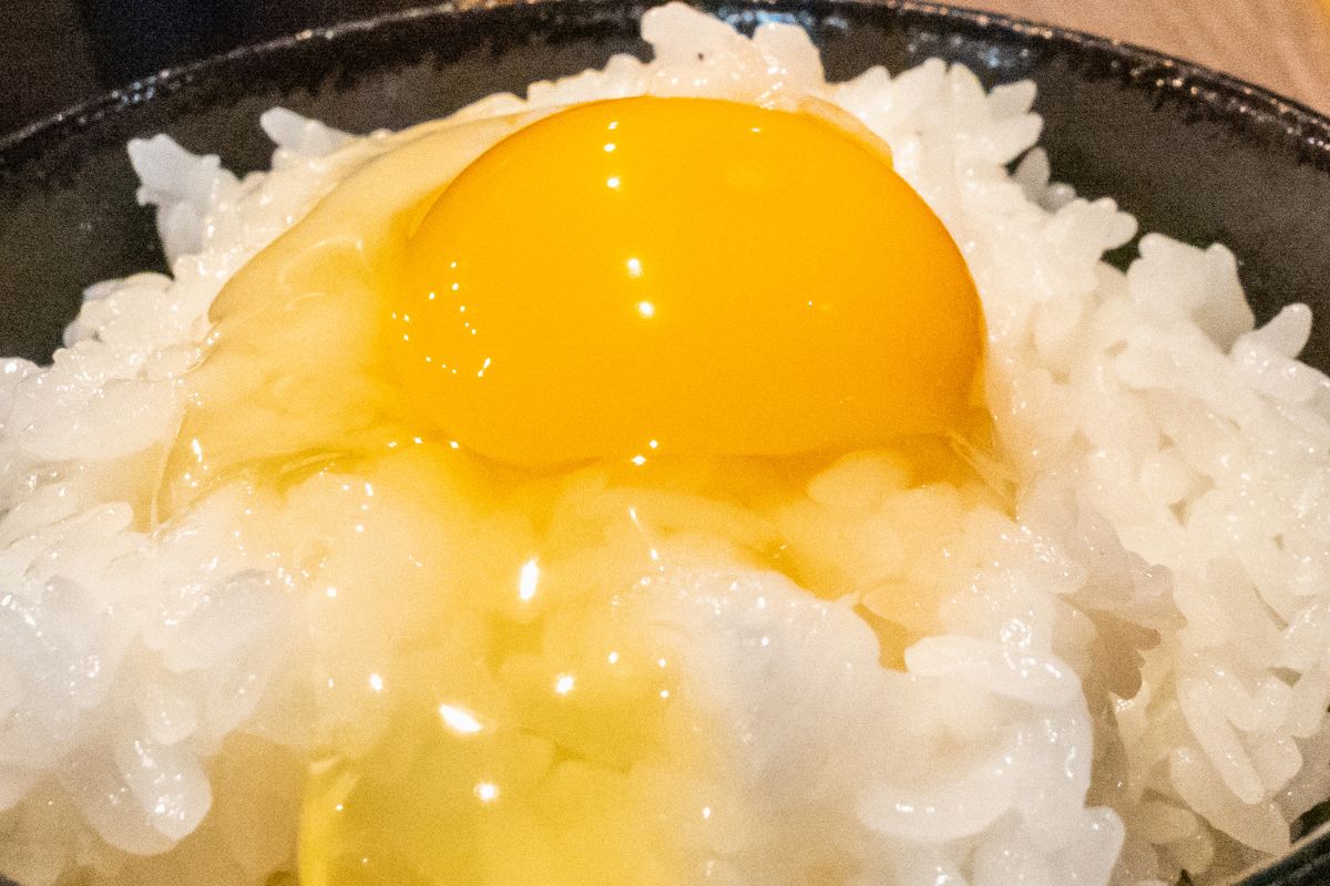 Japończycy mieszają ryż z surowym jajkiem. My możemy je podsmażyć