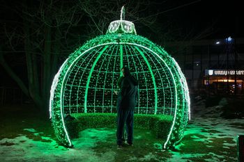 Zakopane rozbłysło na święta. Krupówki w świątecznej szacie, a na Gubałówce park iluminacji