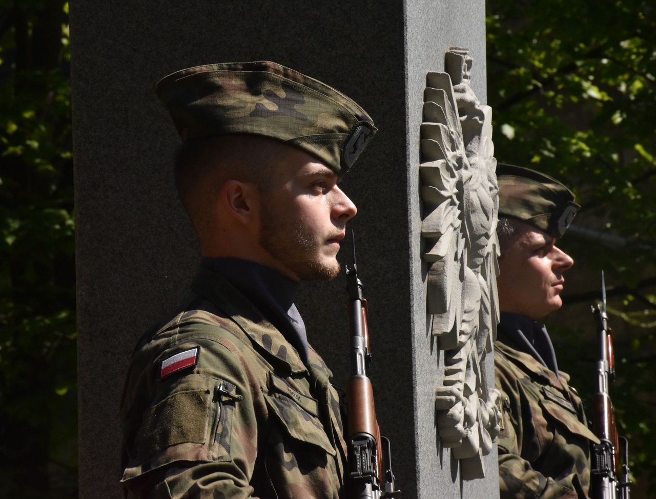 Obchody Narodowego Dnia Zwycięstwa w Malborku. Po raz pierwszy rozpoczęły się pod Pomnikiem Ofiar Totalitaryzmu