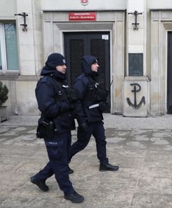 Sam pokazał, jak niszczy elewację. Bąkiewicz tylko ze statusem świadka