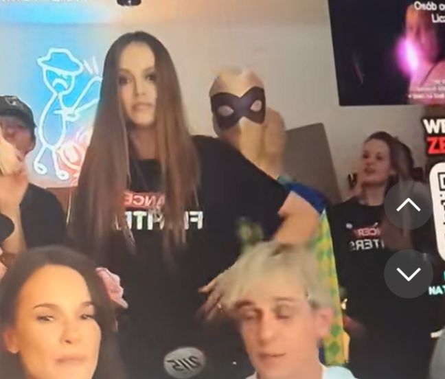 Sylwia Butor na transmisji Łatwoganga (na zdj. stoi na 2 planie