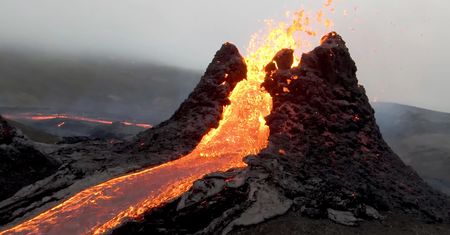 Dronem do krateru, czyli kompletnie inna perspektywa na erupcję wulkanu