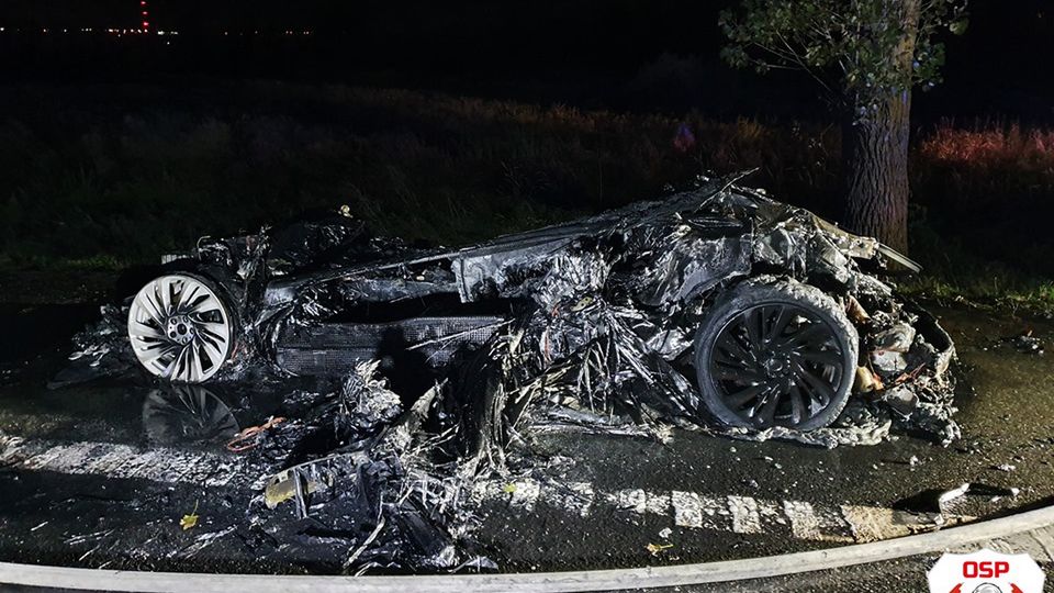 Z pięknego, hybrydowego BMW i8 nie zostało zbyt wiele.