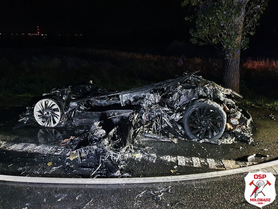 Z pięknego, hybrydowego BMW i8 nie zostało zbyt wiele.