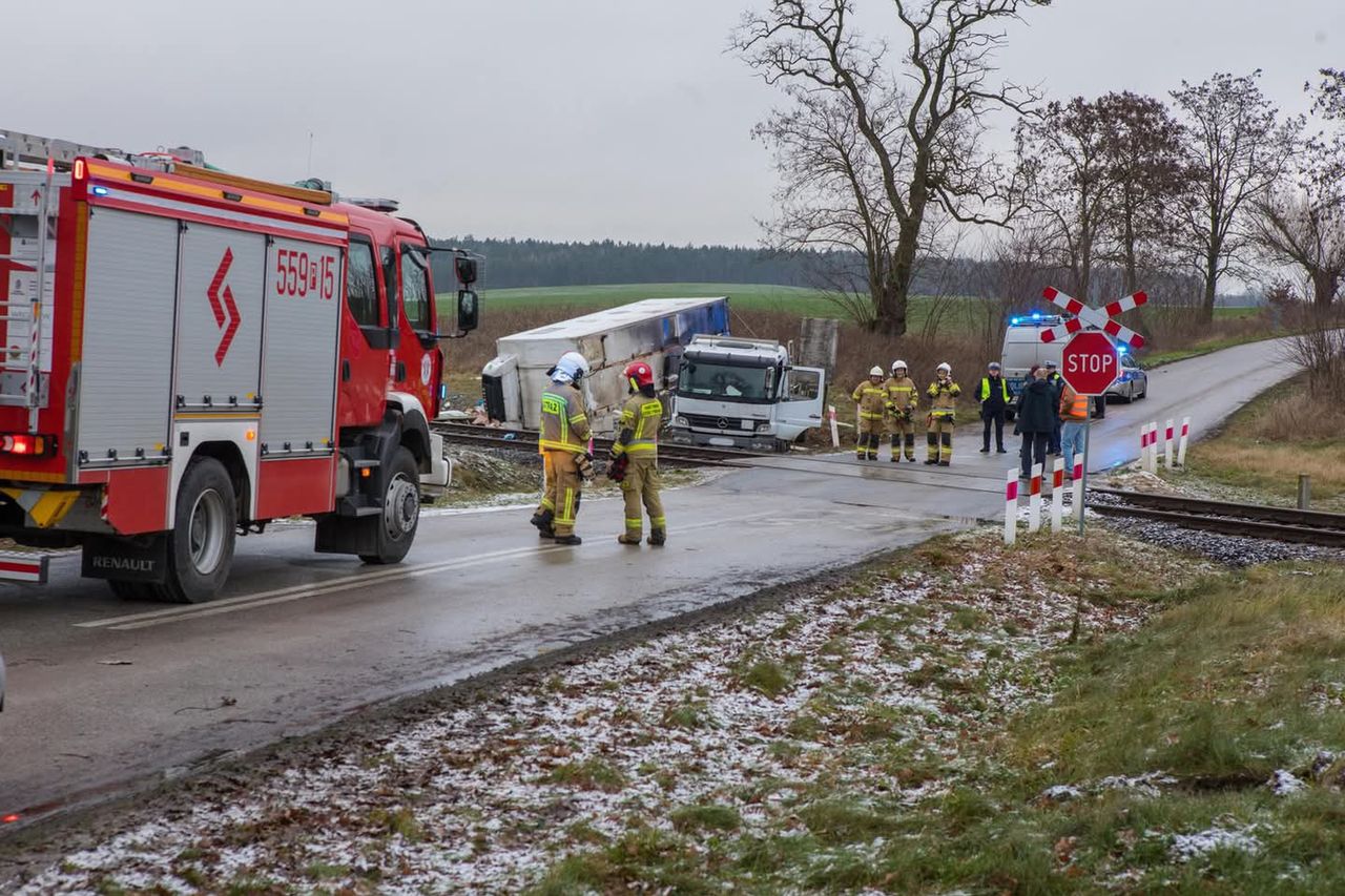 Wypadek kolejowy w Wielkopolsce. Pociąg uderzył w tył ciężarówki