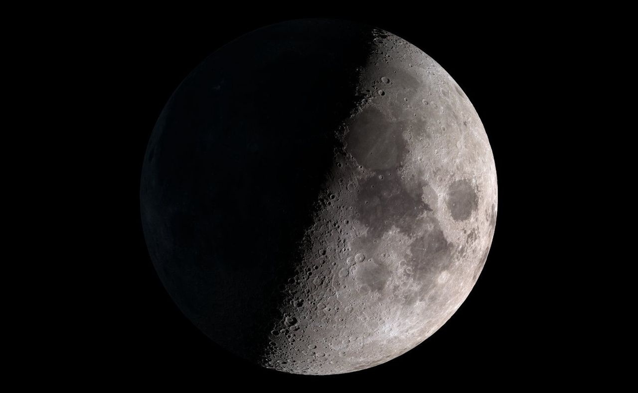 Księżycowy terminator w 1 kwadrze. Miejsce, gdzie widać najlepiej przestrzenność szczegółów na jego powierzchni.