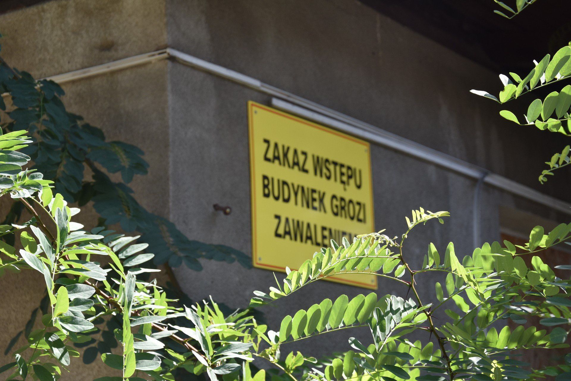 Nowy blok przy ulicy Krzyskiej stanie w miejscu opuszczonych &#34;baraków&#34;, w których pozostało wciąż dużo rzeczy po dawnych lokatorach. Jeden z budynków częściowo strawił pożar