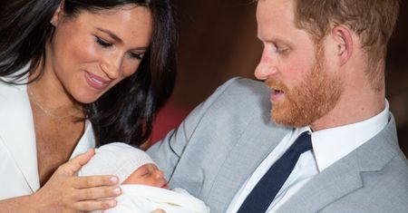 Royal Baby na zdjęciach. Pociecha Harry’ego i Meghan rośnie jak na drożdżach