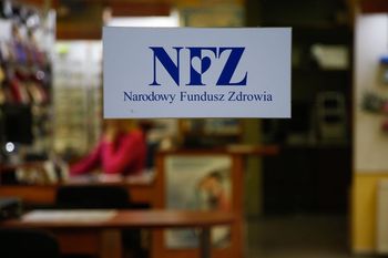 NFZ podsumował 2025 rok. Miliardy strat i setki dni oczekiwania na lekarza