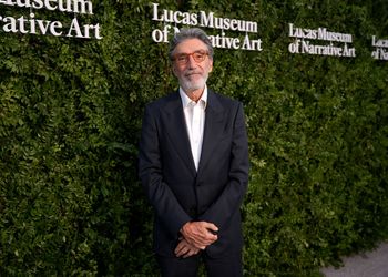 Kontrakt na miliard lat, scjentologia i awantury na planach. Chuck Lorre przerywa milczenie