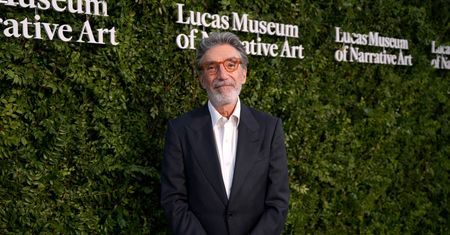 Kontrakt na miliard lat, scjentologia i awantury na planach. Chuck Lorre przerywa milczenie