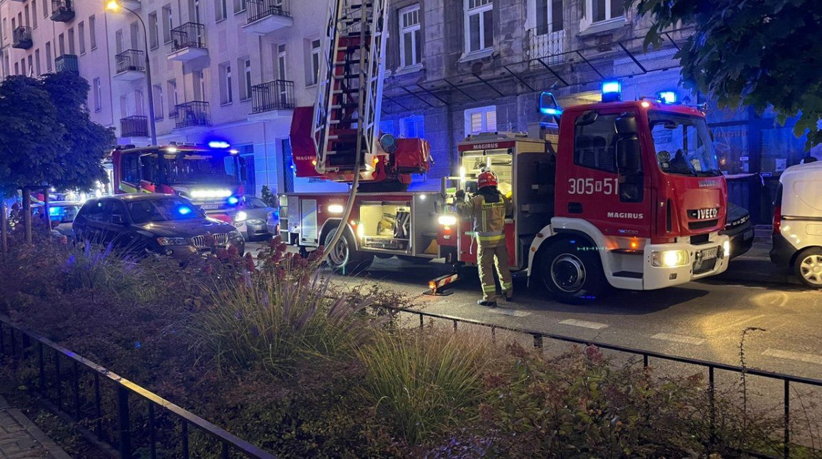 Warszawa: Pożar dachu w pięciopiętrowej kamienicy