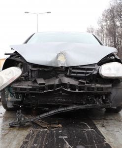 Jastrzębie Zdrój. Pijany uderzył w latarnię, w sumie uszkodzone zostały trzy auta