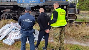 Wyrzucali papierosy z pociągu. Służby przejęły towar za blisko 300 tys. zł