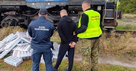 Wyrzucali papierosy z pociągu. Służby przejęły towar za blisko 300 tys. zł