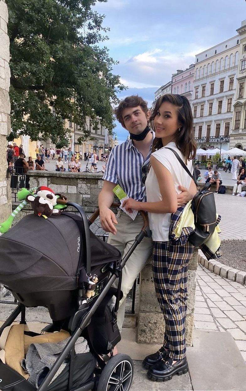 Ida Nowakowska fotografuje się w kościele i przed nim. Oznaczyła też marki 