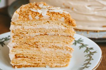 Dodaję miód do kremu, a nie do ciasta. To najszybszy miodownik na świecie