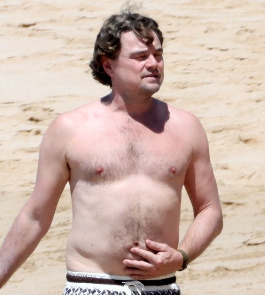 Leonardo DiCaprio maszeruje z ukochaną po plaży