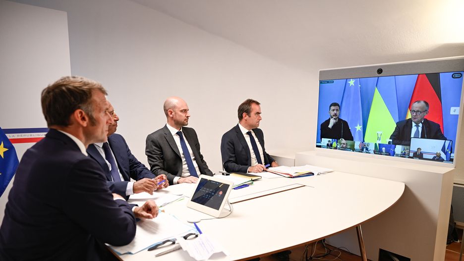 Emmanuel Macron, Antonio Costa, Jean-Noel Barrot i  Sebastien Lecornu w trakcie wideokonferencji z Wolodymyrem Zelenskim i Friedrichem Merzem 