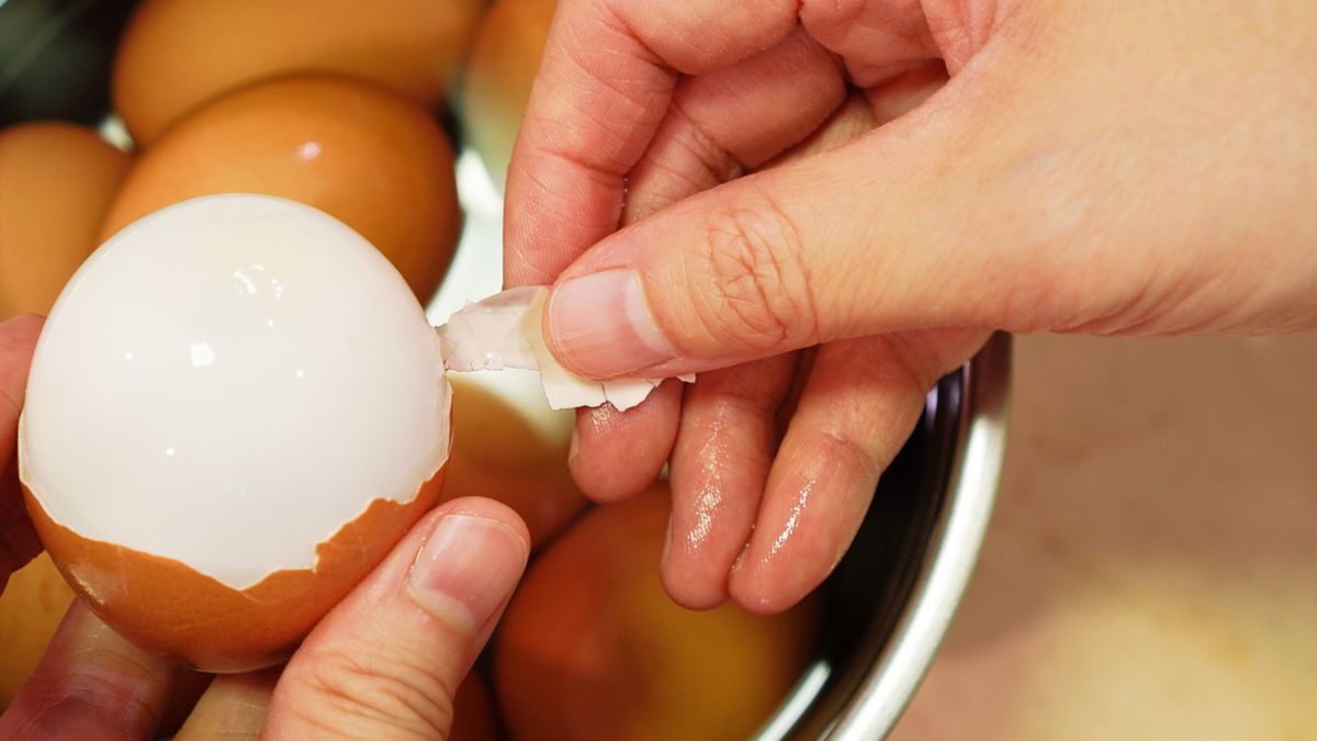 Obieranie świeżych jajek – dodaj ten składnik do gotowania