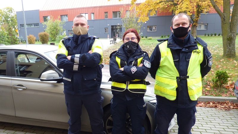 Słuszna decyzja trójki policjantów po zatrzymaniu kobiety przekraczającej prędkość.