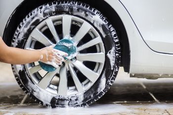 Jak skutecznie wyczyścić felgi aluminiowe? Praktyczny poradnik