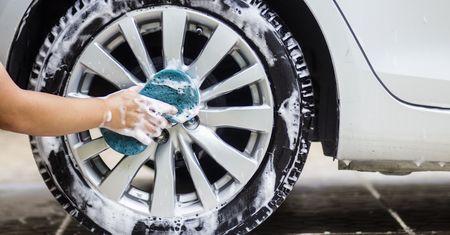 Jak skutecznie wyczyścić felgi aluminiowe? Praktyczny poradnik