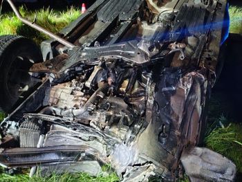 Kamień: 18-letni kierowca wjechał w betonowy przepust i dachował. Pięcioro nastolatków trafiło do szpitala