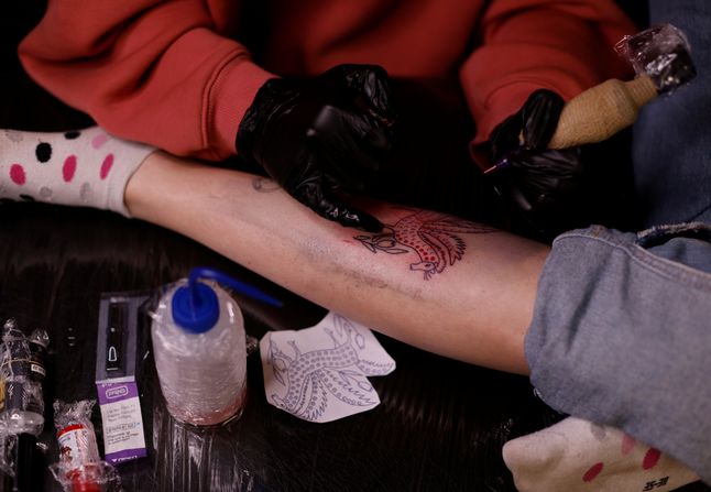 Julia Timaszewa tatuuje mityczną bestię inspirowaną twórczością Marii Prymaczenko