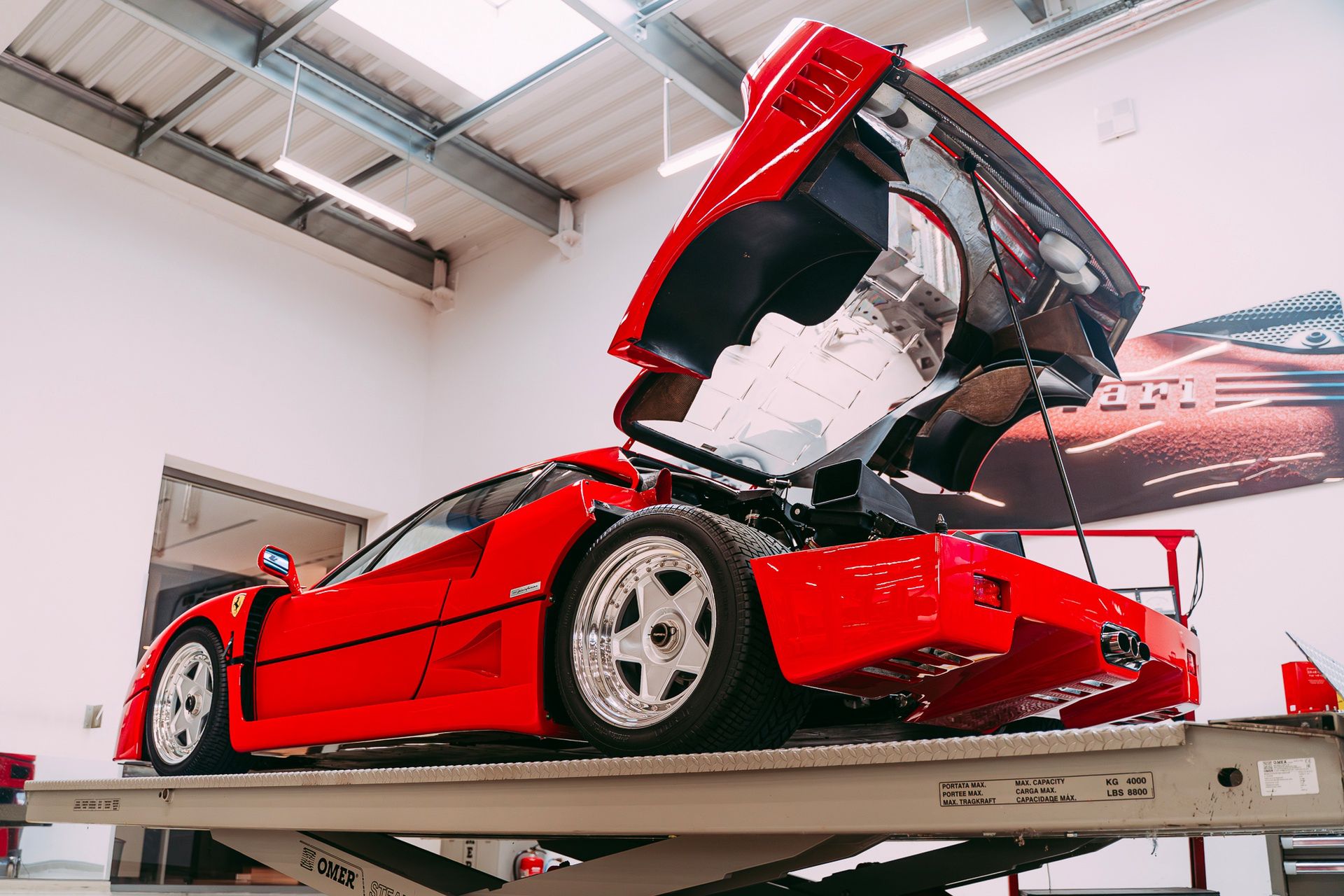 Ferrari F40 w Ferrari Katowice (1990)