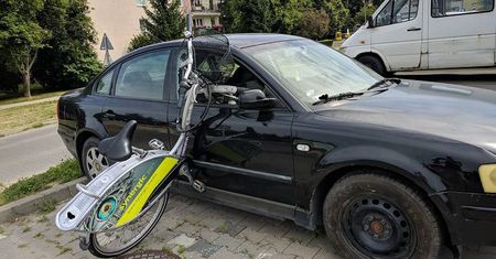 Ktoś wybił szybę w zaparkowanym aucie. Wykorzystał do tego rower miejski