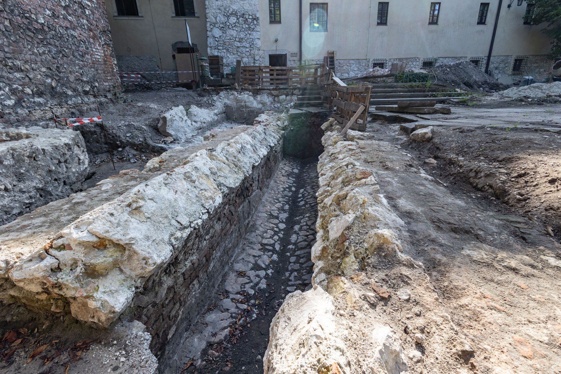 Archeolodzy wciąż odnajdują ślady przeszłości na terenie Muzeum Archeologicznego