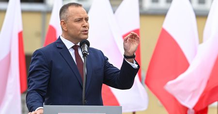 "Paliwo Kosztuje Normalnie". Nawrocki zrobił kolejny krok