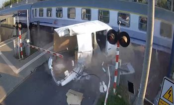 Wola Filipowska: Bus rozerwany po zderzeniu z pociągiem. Moment wypadku uchwyciła kamera