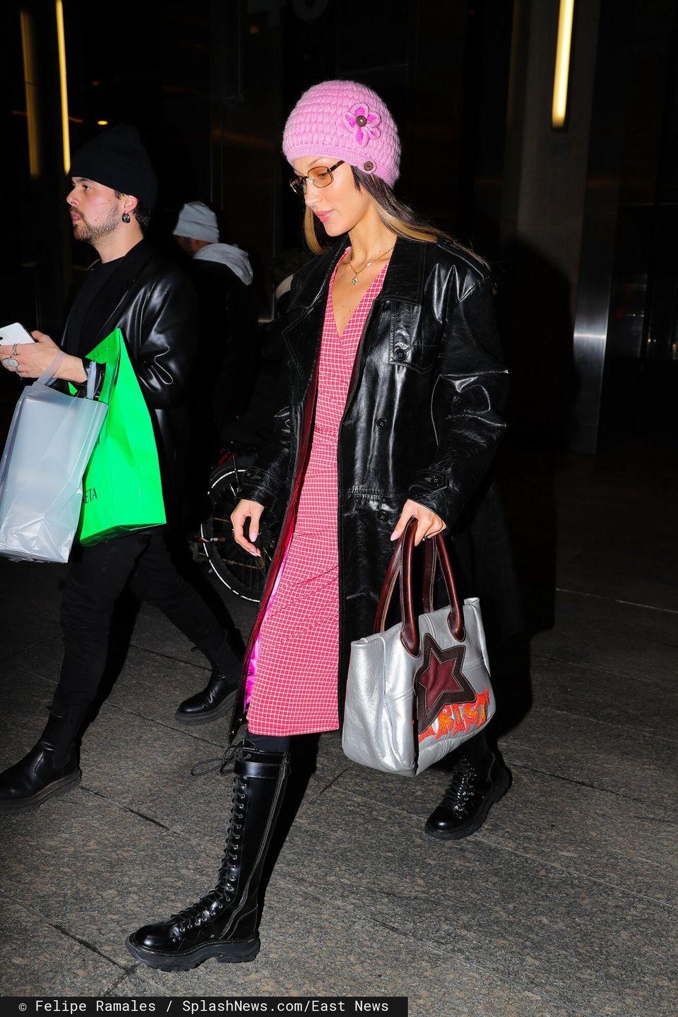 Bella Hadid w stylu lat 90.