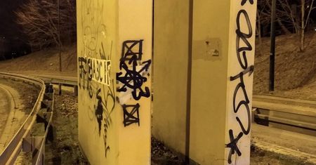 Malowali graffiti na filarze wiaduktu. Wandale ujęci na gorącym uczynku